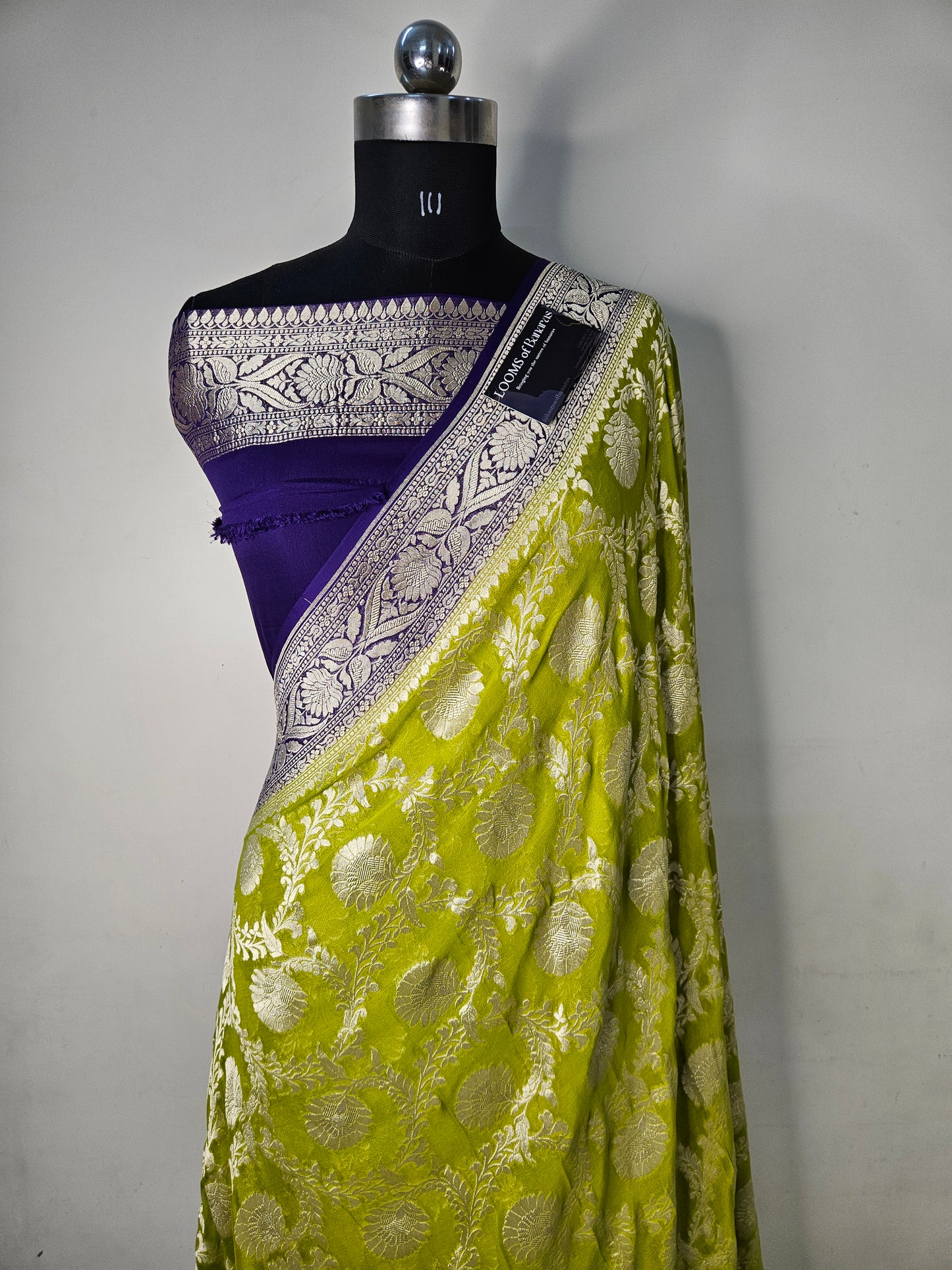 Pure Georgette Contrast Jungla Weaving Banarasi Saree in Mehendi Green