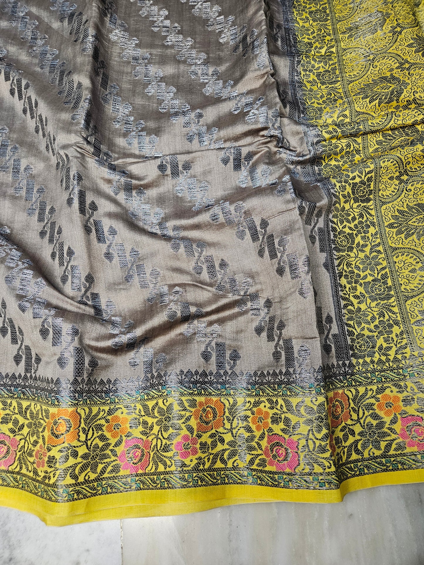 Pure Chiniya Silk Jaal Weaving Banarasi Saree in Grey