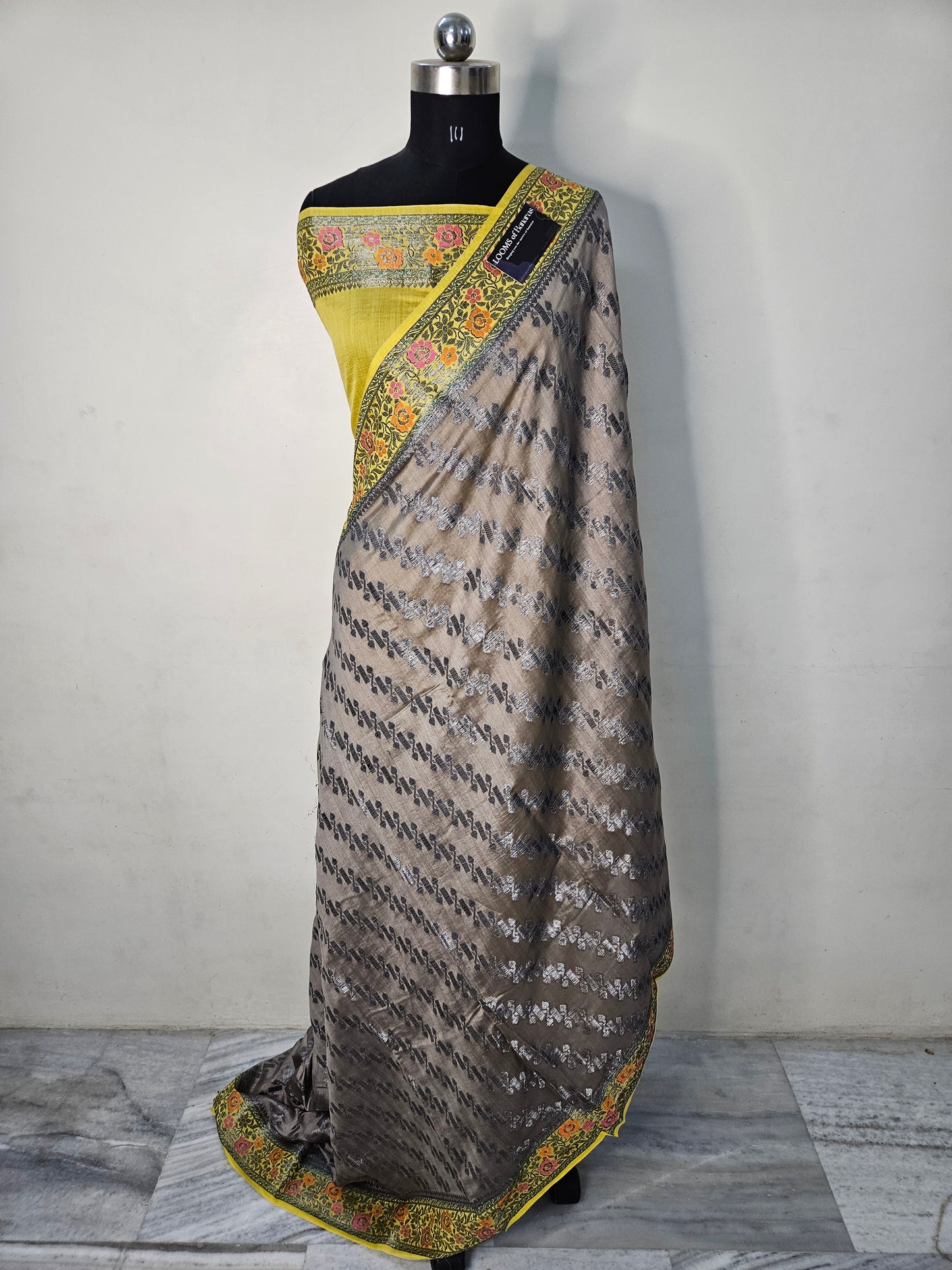 Pure Chiniya Silk Jaal Weaving Banarasi Saree in Grey