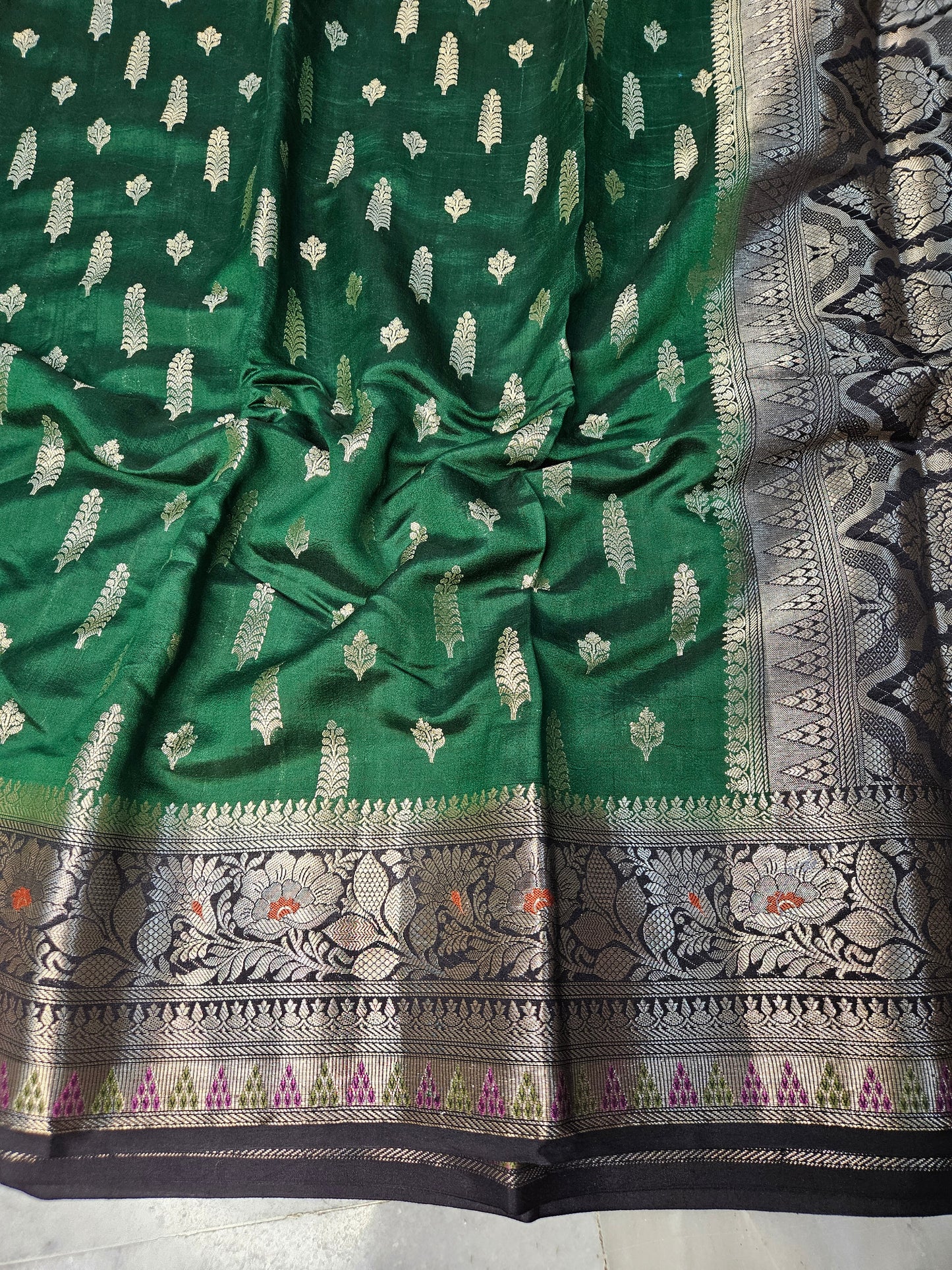 Pure Chiniya Silk Buti Weaving Banarasi Saree in Bottle Green