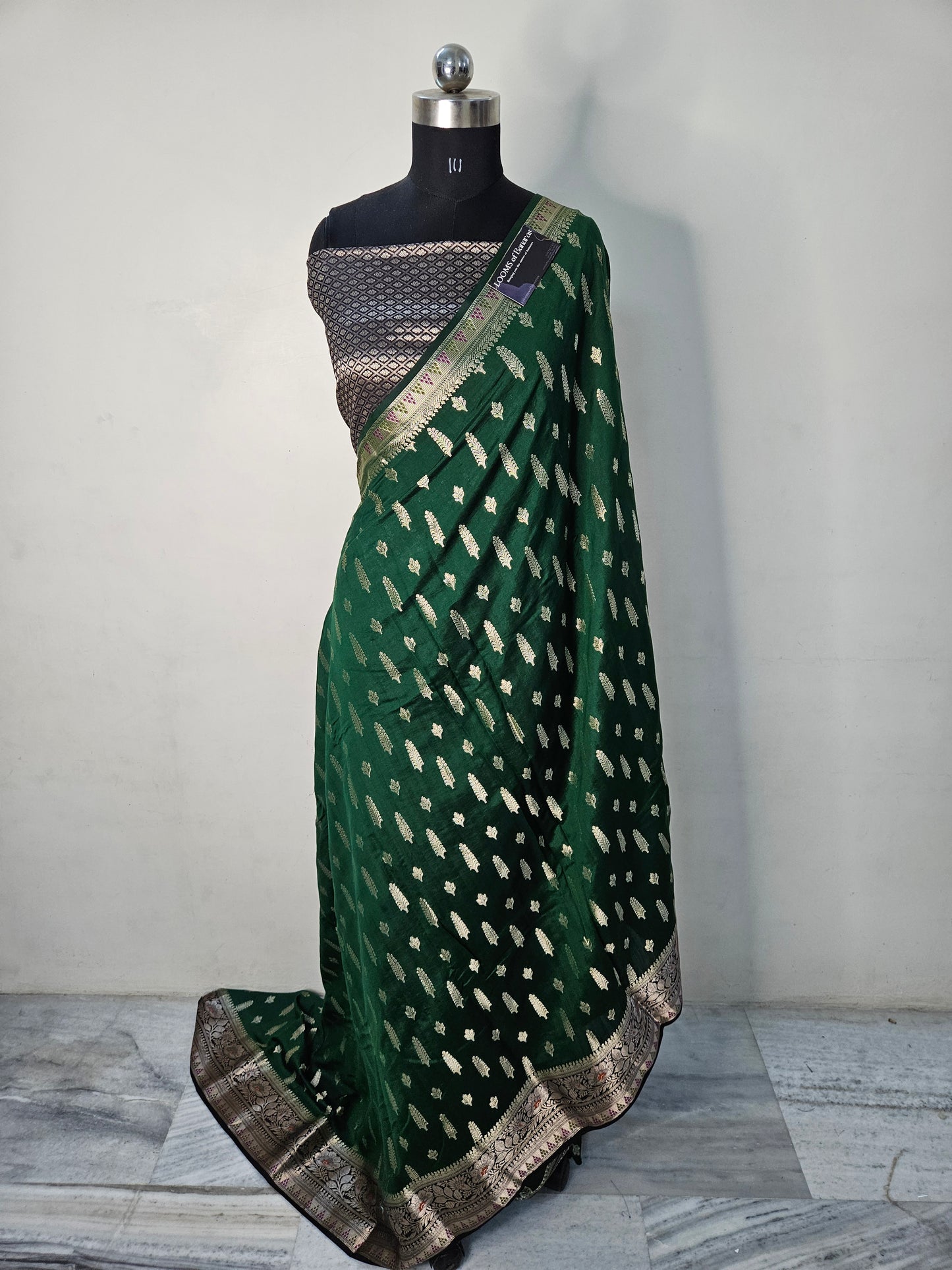 Pure Chiniya Silk Buti Weaving Banarasi Saree in Bottle Green