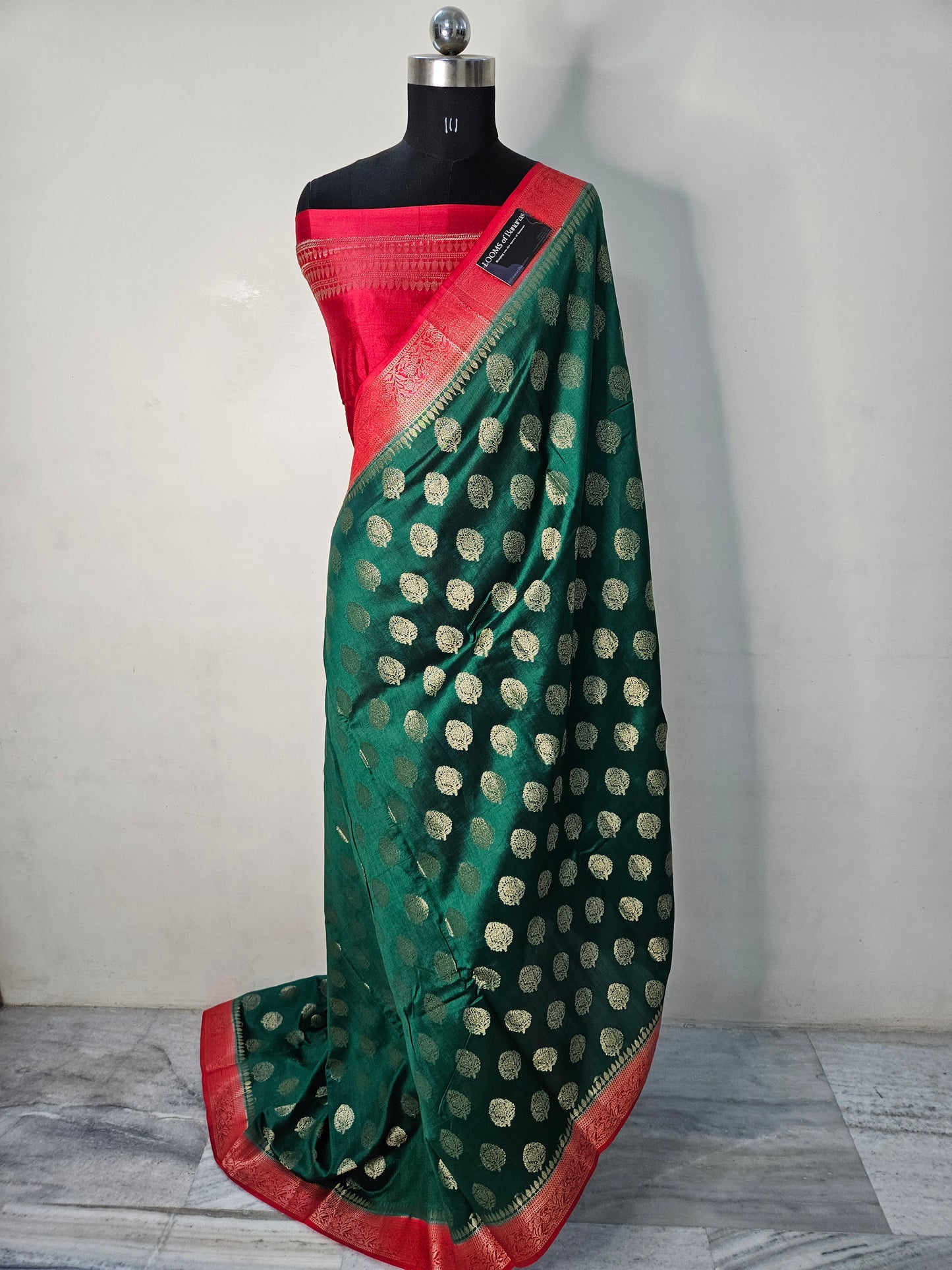 Pure Chiniya Silk Buta Weaving Banarasi Saree in Bottle Green