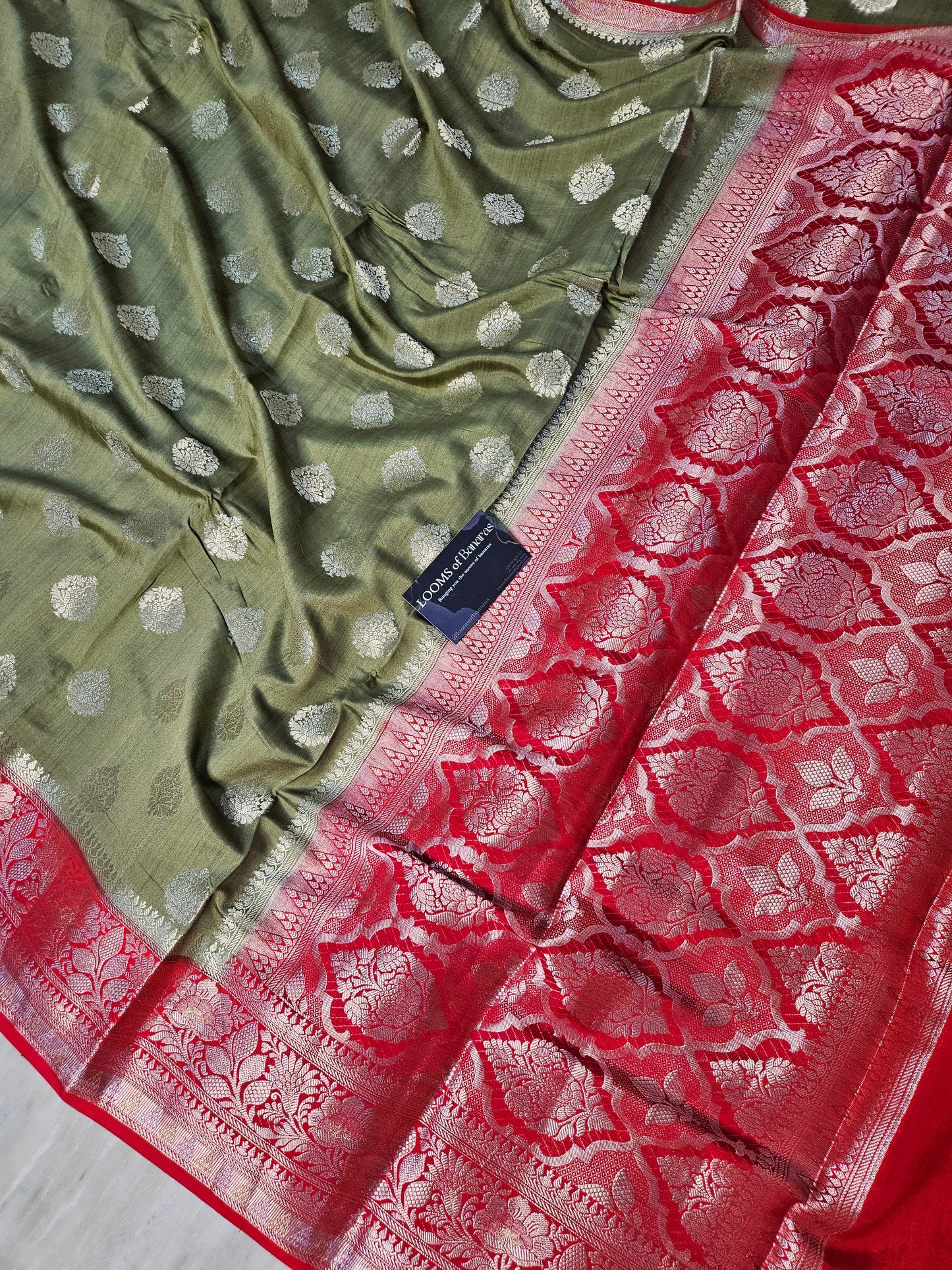 Pure Chiniya Silk Buta Weaving Banarasi Saree in Mehendi